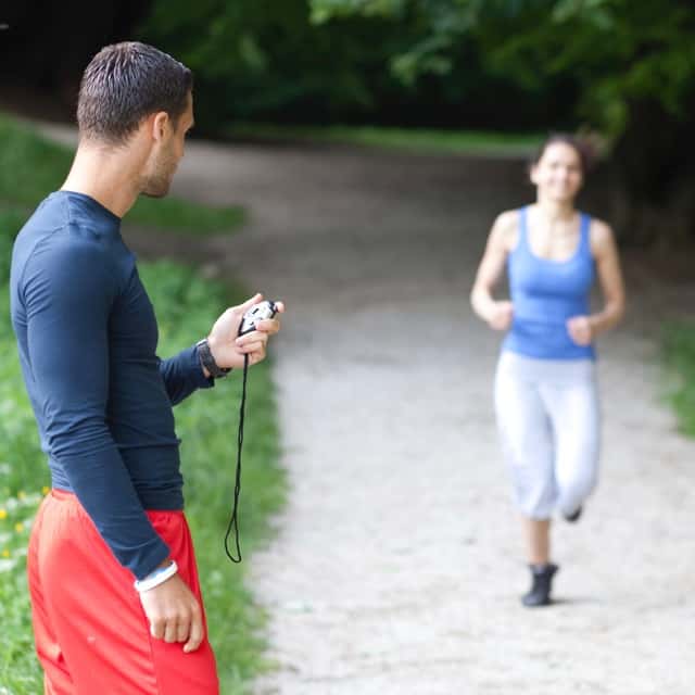 L’entraîneur, l’homme qui murmure à l’oreille des coureurs