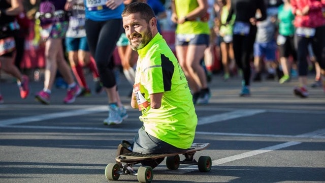 Sans bras ni jambes, il boucle son premier marathon